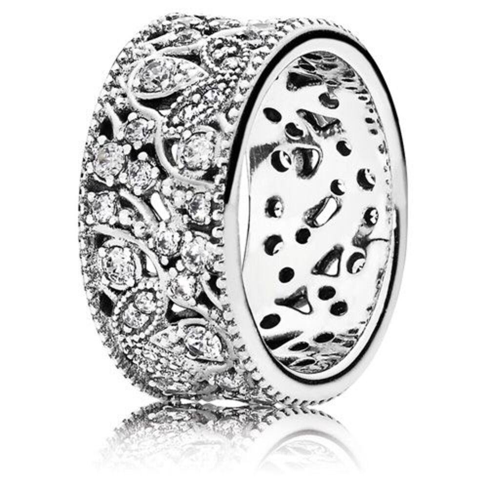 PANDORA Shimmering Leaves Ring